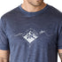 Die Brust eines Navy blauen Merino/Lyocell T-Shirts für Herren mit Aufdruck einer weißen Berglandschaft in der Mitte.