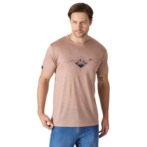 Mann trägt Merino/Lyocell T-Shirt mit Aufdruck auf der Brust