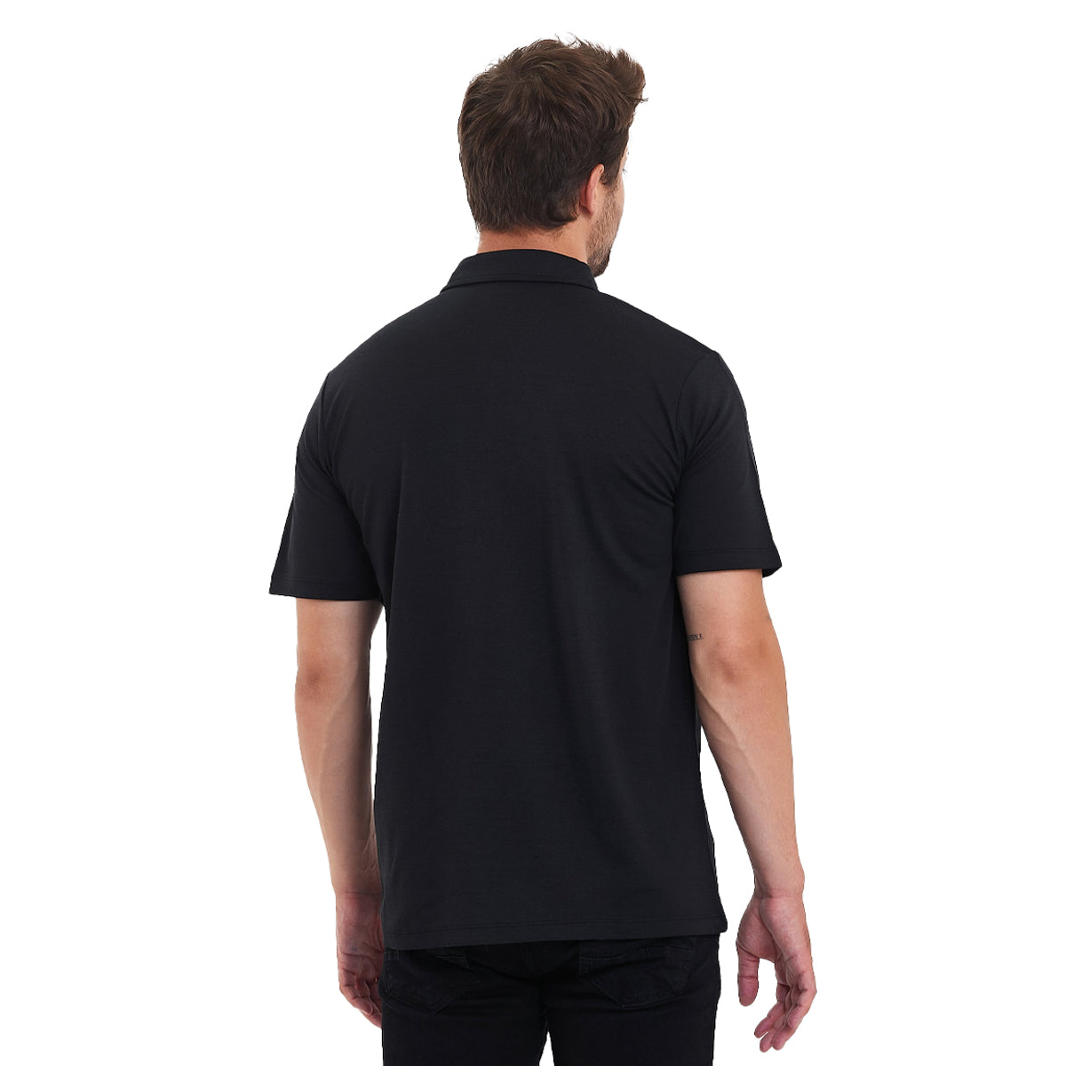 Rücken eines Mannes welcher ein schwarzes Polo Shirt aus Merinowolle trägt.
