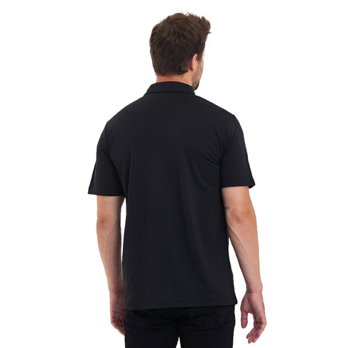 Rücken eines Mannes welcher ein schwarzes Polo Shirt aus Merinowolle trägt.