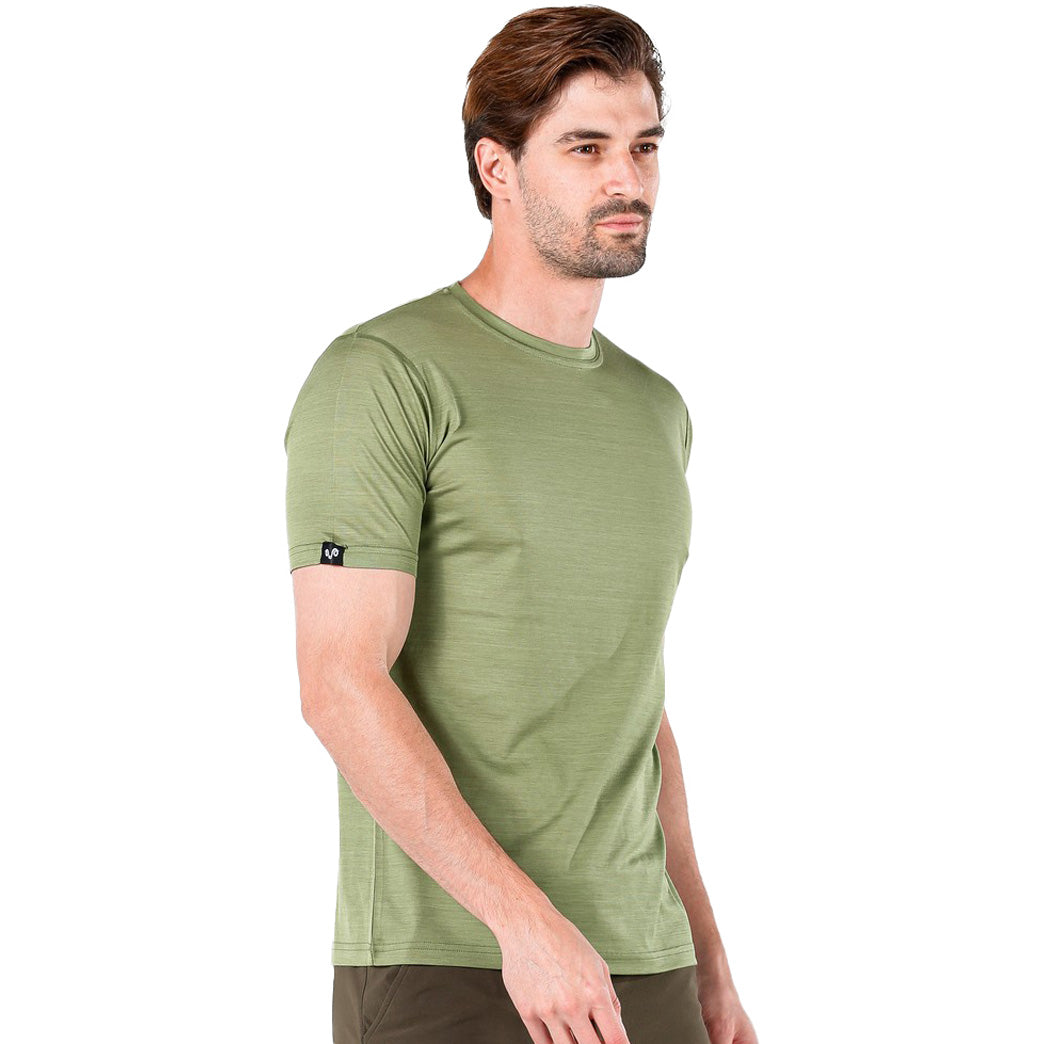 Mann in einem Hellgrünen Merinowolle T-Shirt