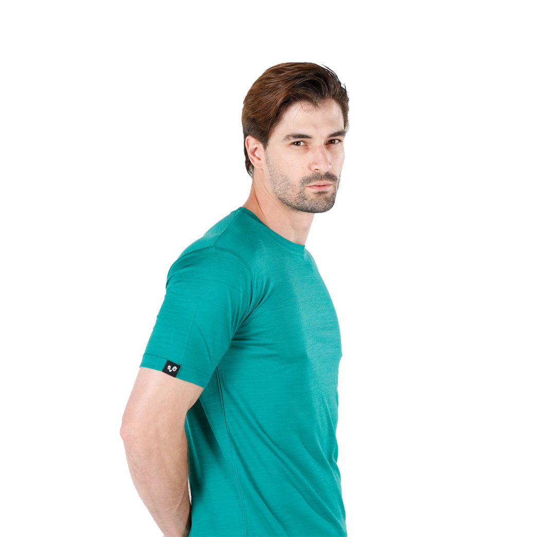 Herr in einem Merino-T-Shirt in smaragdgrün