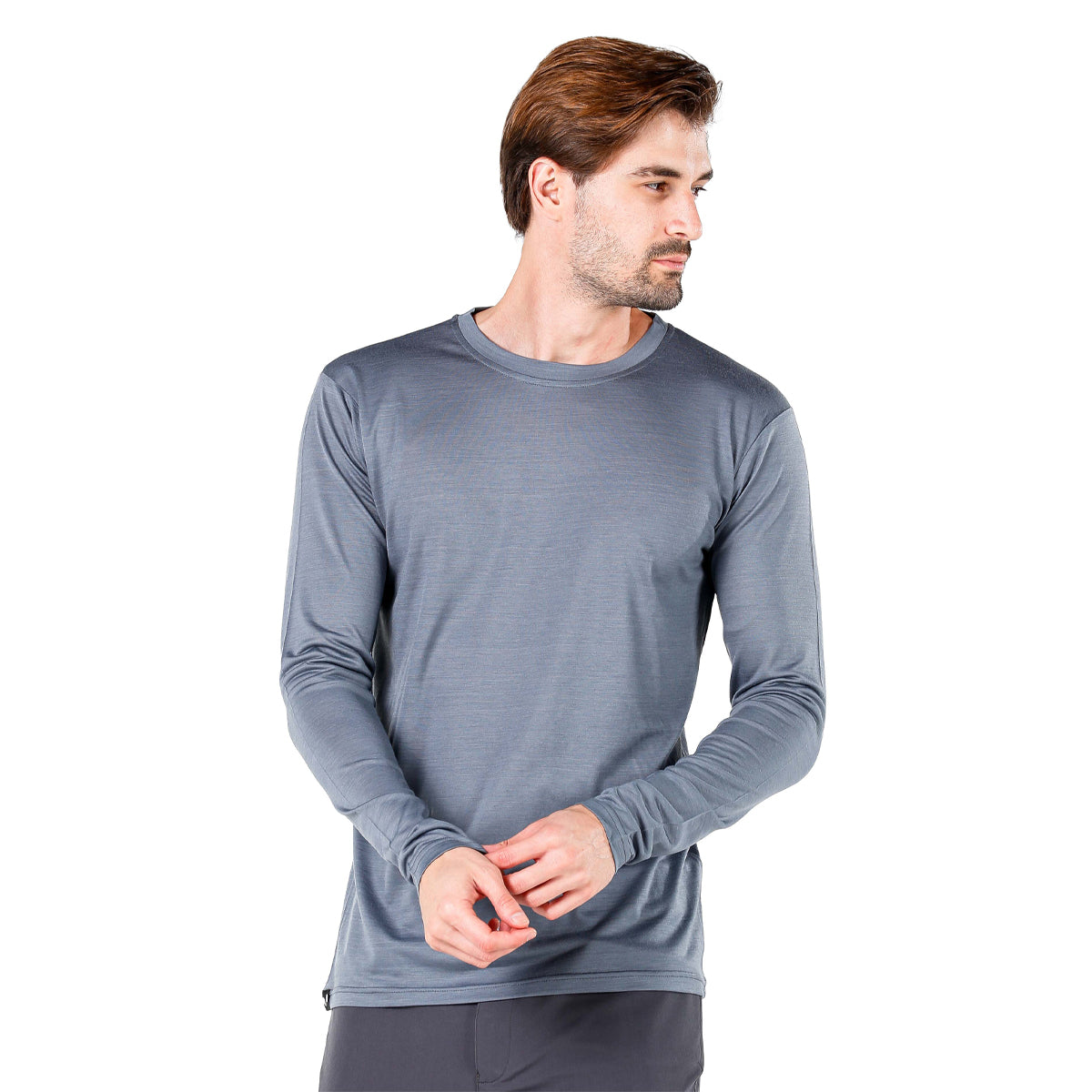 Herr mit grauem Merino Baselayer