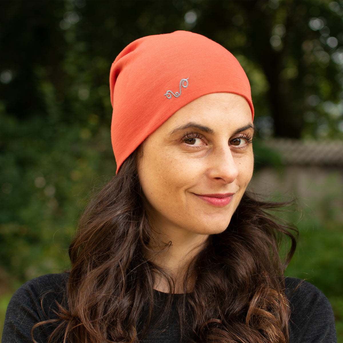 Frau trÀgt Merinowolle Beanie in der Farbe Orange