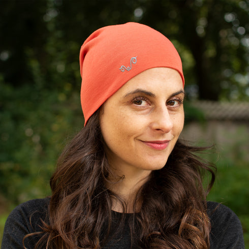 Frau trägt Merinowolle Beanie in der Farbe Orange