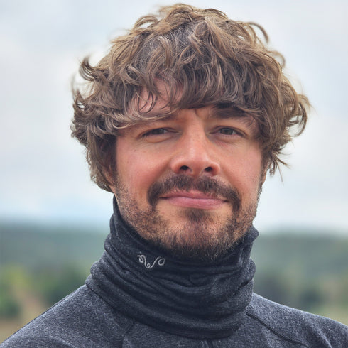 Mann trägt stylischen Nackenwärmer aus 100% Merinowolle in Anthrazit