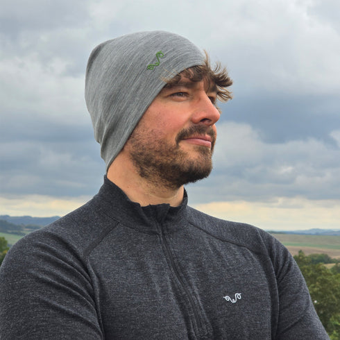 Mann trägt graue Merinowolle Mütze im Freien