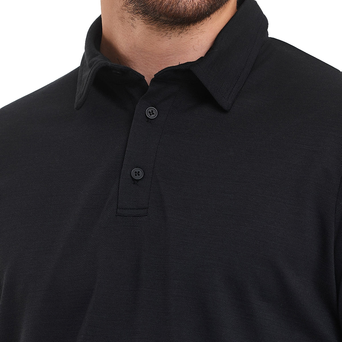 Der Kragen eines Merino Polo Shirts für Herren in Schwarz.