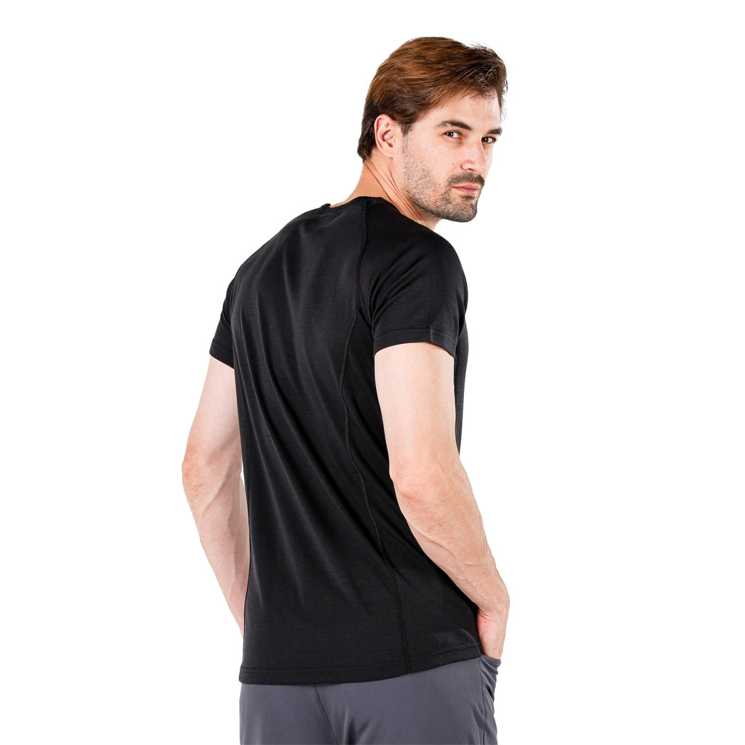 Die RĂŒckseite eines Mannes der ein schwarzes T-Shirt aus Merinowolle trĂ€gt