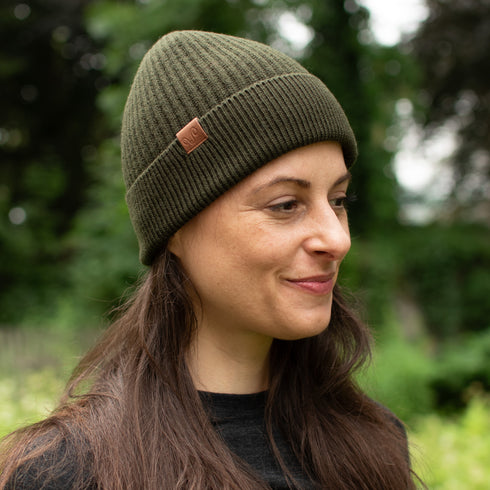 Wanderin trägt Strickmütze in Grün aus 100% Merinowolle