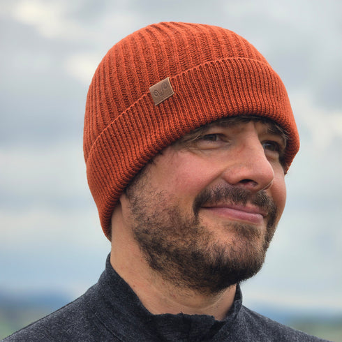 Mann trägt Strickmütze in Ziegelrot