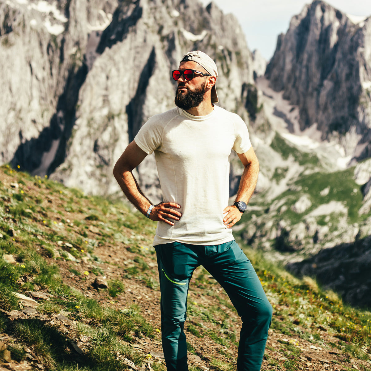 Mann trÀgt ein T-Shirt aus Merinowolle in naturbelassener Farbe