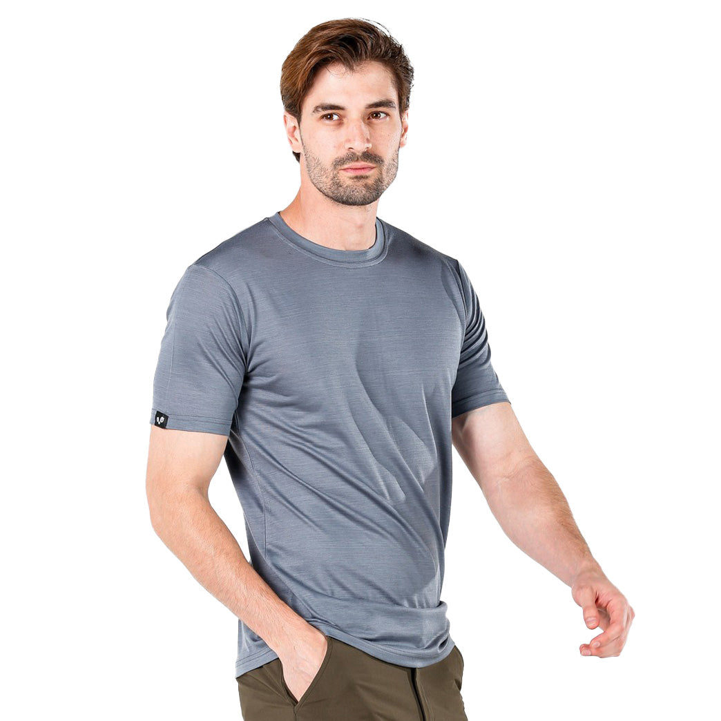 Herr in einem grauem Merinowolle T-Shirt