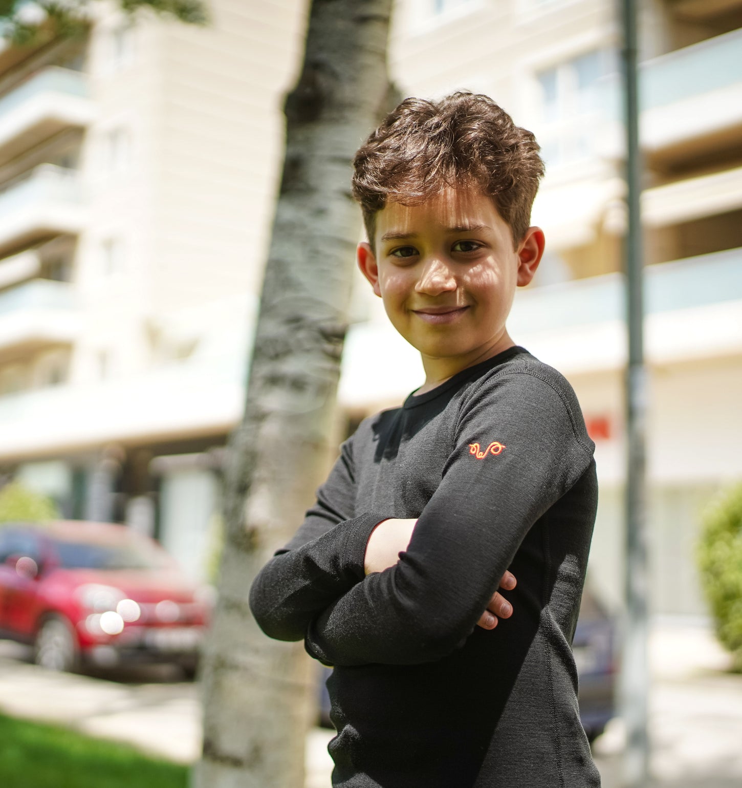 Junge in einem schwarzen Merino-Baselayer