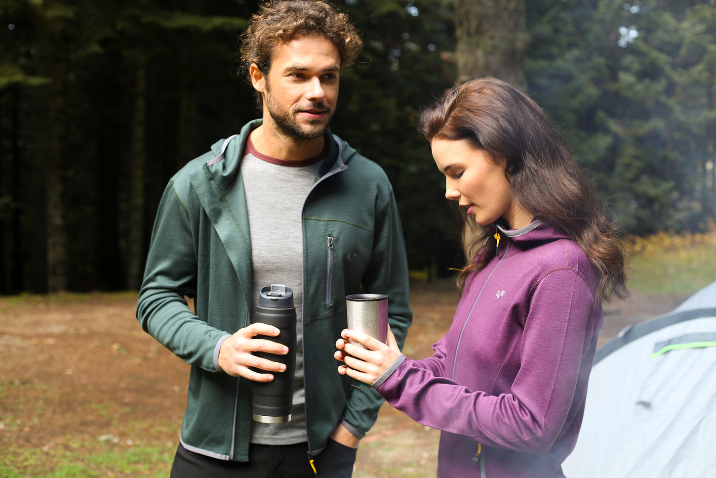 Zwei Personen trinken Tee und tragen Merino Hoodies