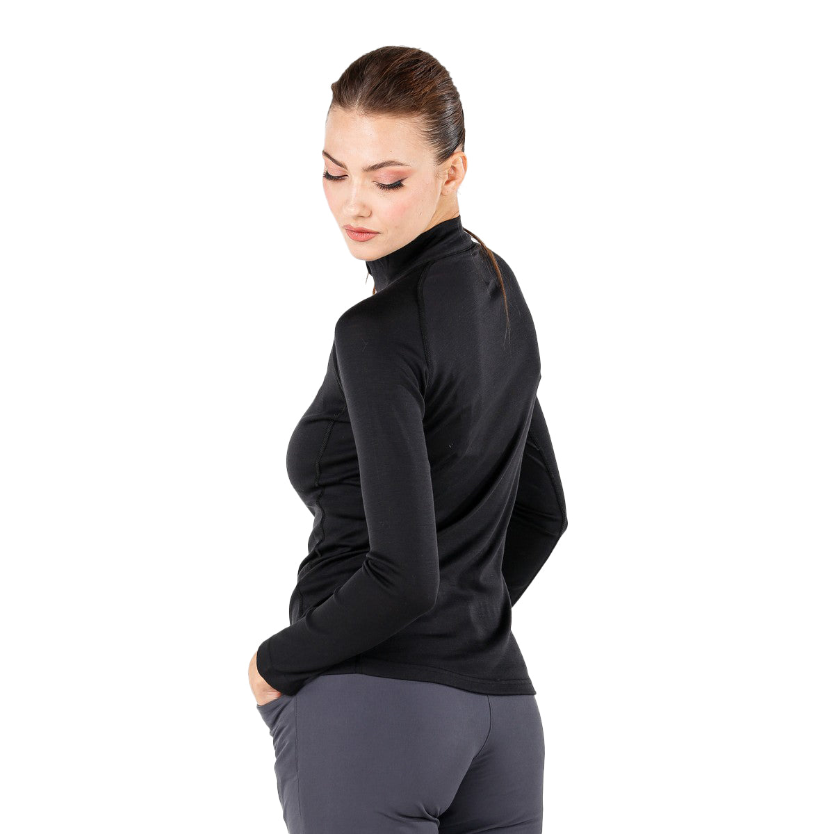 Dame trägt Merino Oberteil mit Viertel Zip in Schwarz