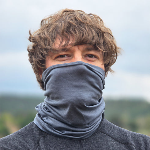 Mann trägt Multifunktionstuch aus 100% Merinowolle über Mund und Nase