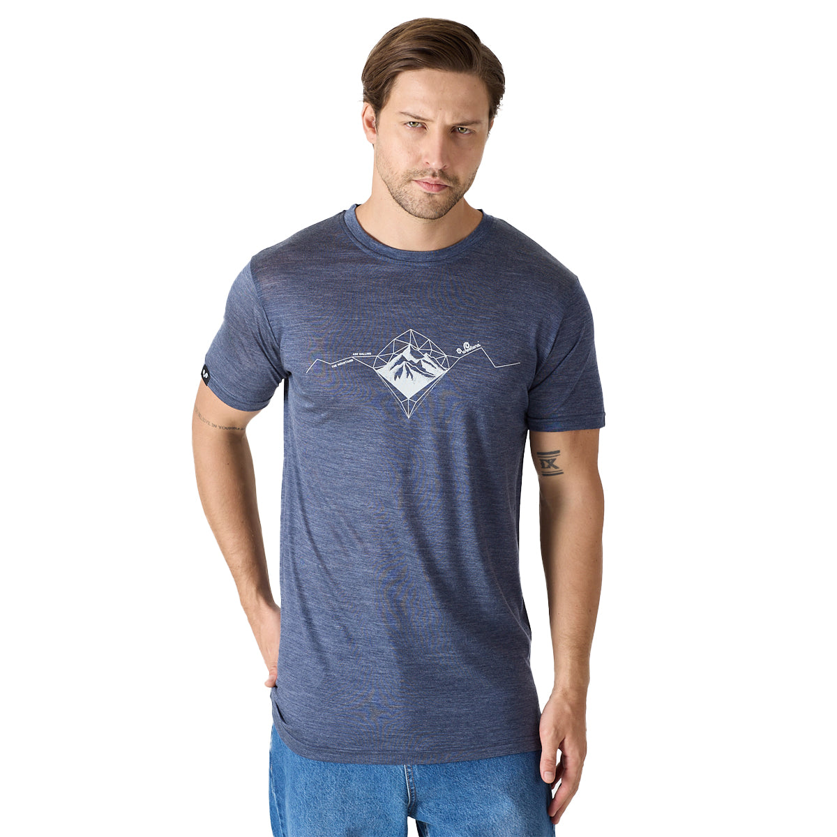 Der Herr trägt ein aus Lyocell und Merinowolle bestehendes T-Shirt in Navy Blau mit weißen Bergen als Aufdruck.