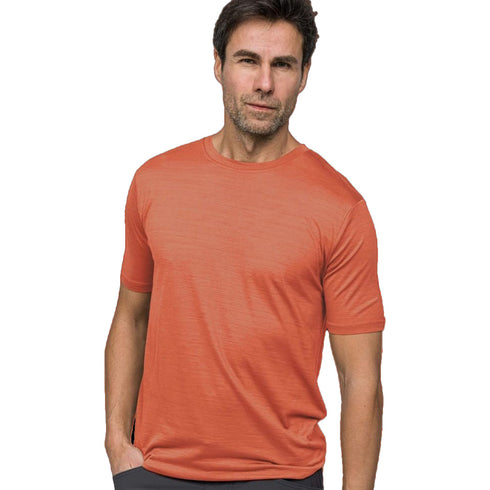 Mann mit Hand in der Hosentasche trägt ein orangenes T-Shirt