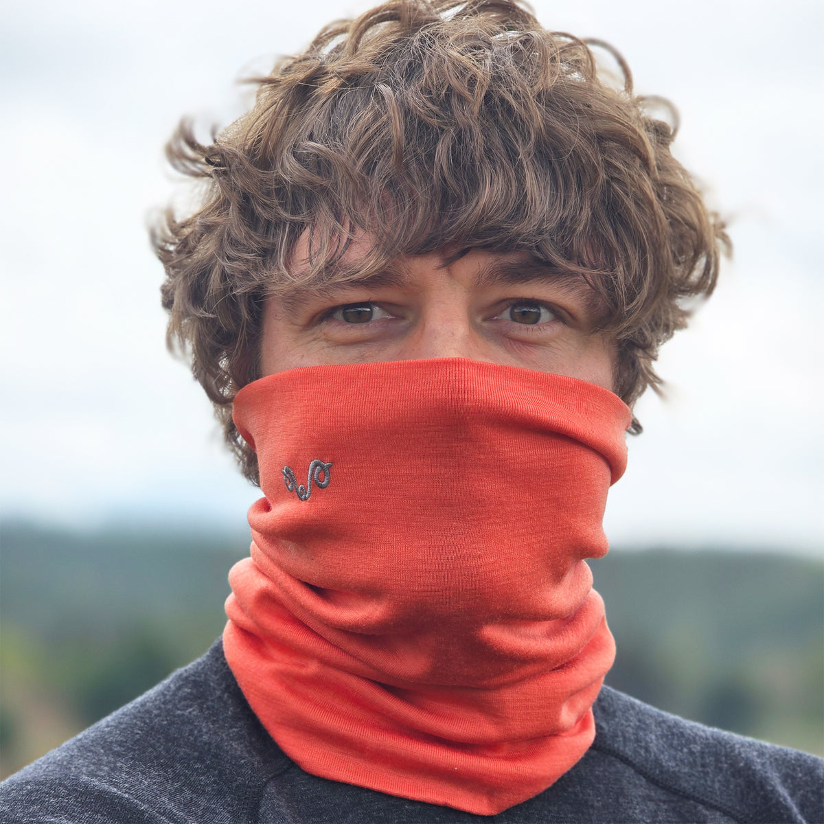 Wanderer trägt Nackenwärmer aus 100% Merinowolle in der freien Natur