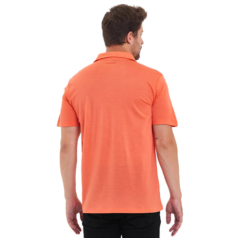 Hintere Seite eines hell orangenen Polo-Shirts aus Merinowolle für Herren.