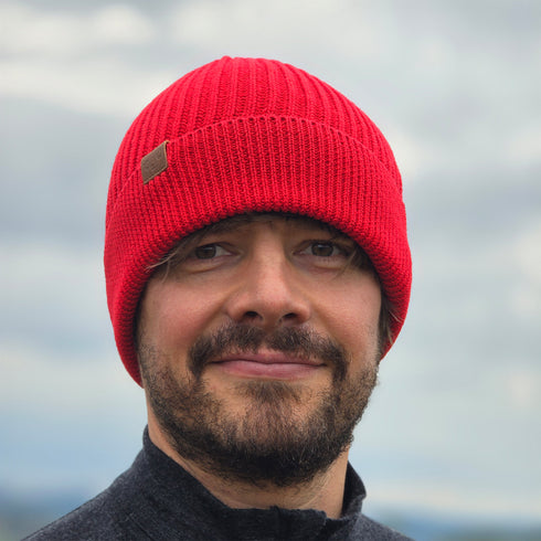 Mann trägt Strickmütze in der Farbe Rot