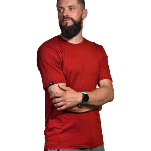 Herr mit Bart trägt T-Shirt aus 100% Merinowolle