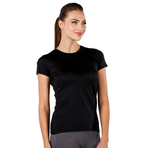 Frau in schwarzem T-Shirt aus 100% Merinowolle