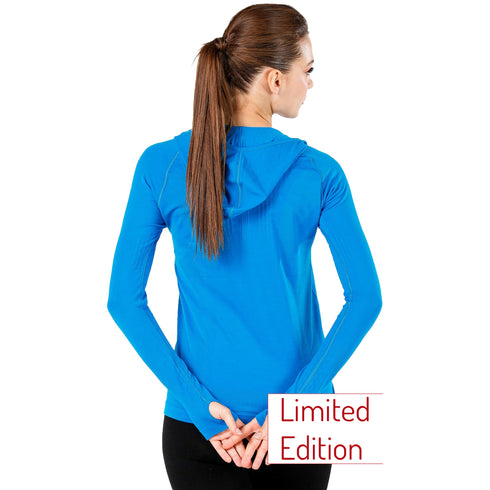 Dame mit Pferdeschwanz trägt Merino-Seamless Hoodie in der Farbe Türkis