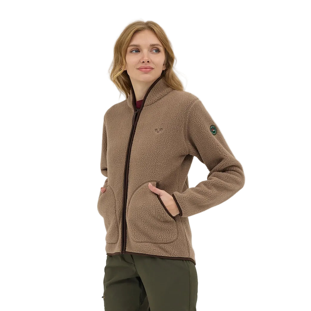 Dame mit einer Sherpa Jacke aus Merinowolle in der Farbe Mink.