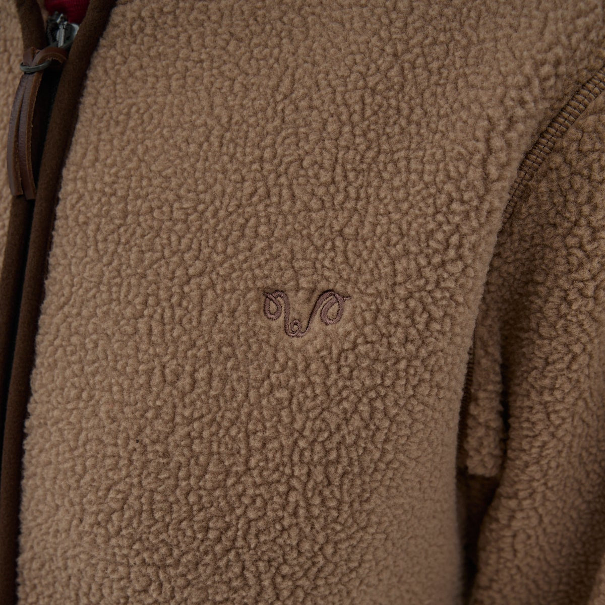 Sherpa Jacke aus Merinowolle in Mink mit Woolona Logo
