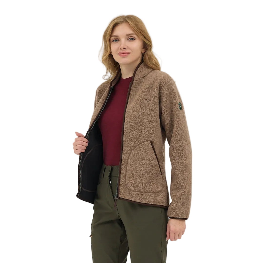 Dame in einer Merino Sherpajacke in Mink mit Bordeaux Merinooberteil als Shirt