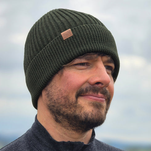 Wanderer trägt Grüne Strickmütze aus Merinowolle