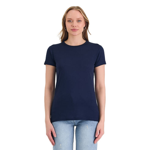 Dame in Navyblauem T-Shirt aus Merinowolle mit Rundhals