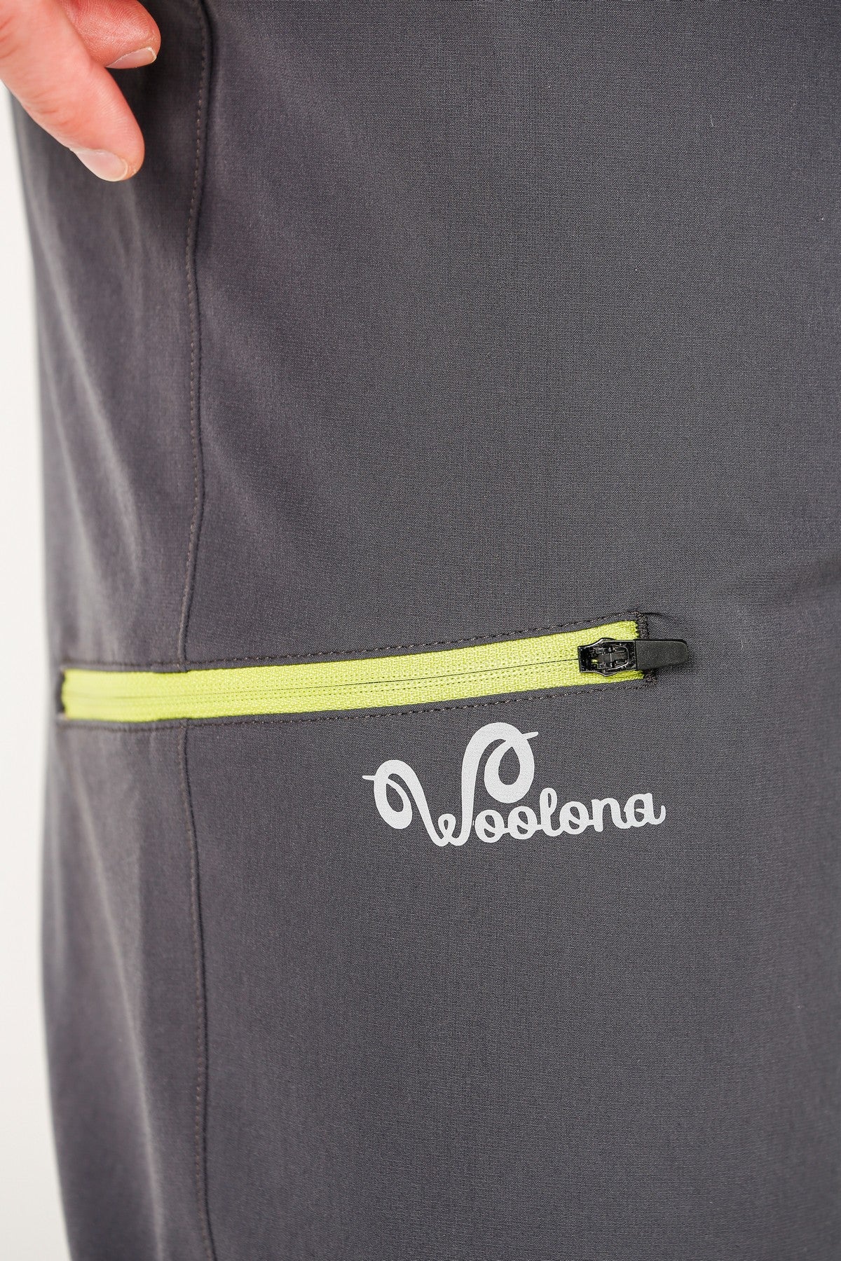 Graue Trekkinghose für Herren mit Reißverschlusstasche und Woolona Logo
