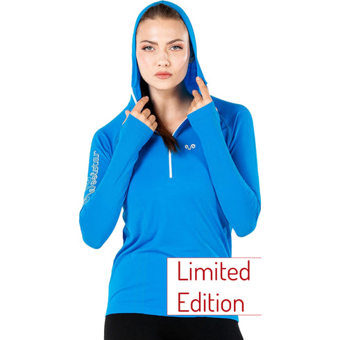 Frau in einem Merino-Hoodie mit Daumenschlaufen in der Farbe Türkis