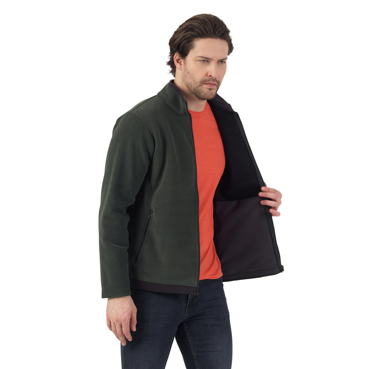 Mann mit einer Merinojacke mit Taschen in der Farbe grün.