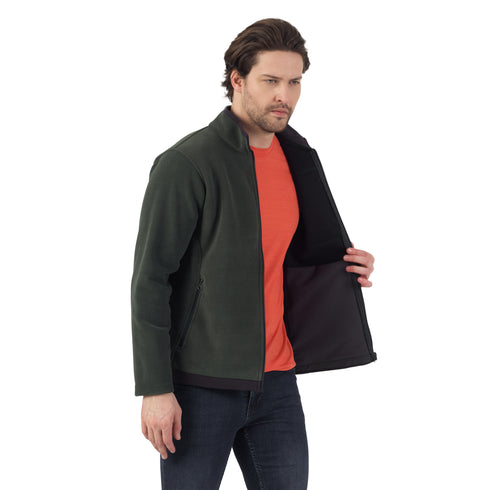 Mann mit einer Merinojacke mit Taschen in der Farbe grün.