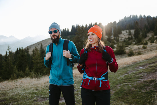 Zwei Wanderer mit Merino Jacken und Accessoires aus Merinowolle.