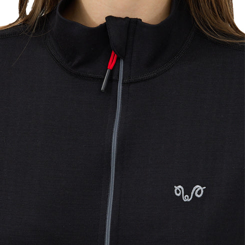 Frau trägt eine schwarze Merino Jacke mit einem Woolona Logo.