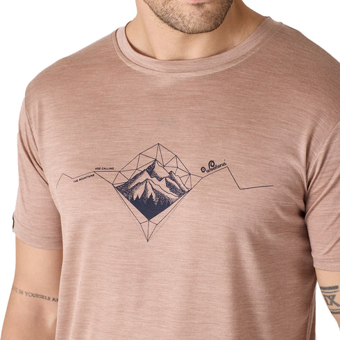 Die Brust eines Merino/Lyocell T-Shirts für Herren mit Aufdruck einer Berglandschaft in der Mitte.