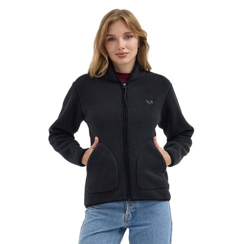 Die Dame hat beide Hände in der Anthrazit gefärbten Merino Jacke
