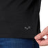 Das gestickte Woolona Logo an dem Business Pullover