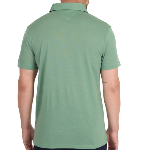 Rücken eines Mannes mit einem grünen Polo Shirt aus Merinowolle im Pique Style.