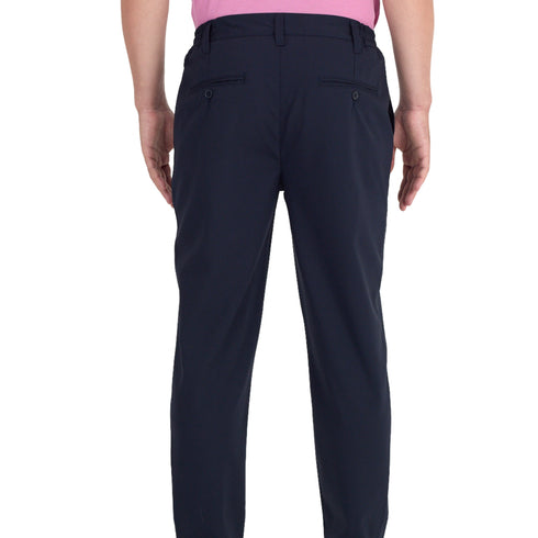 Mann mit einer von hinten fotografierten Chino Hose in der Farbe navy. Die Hose hat zwei Gesäßtaschen.