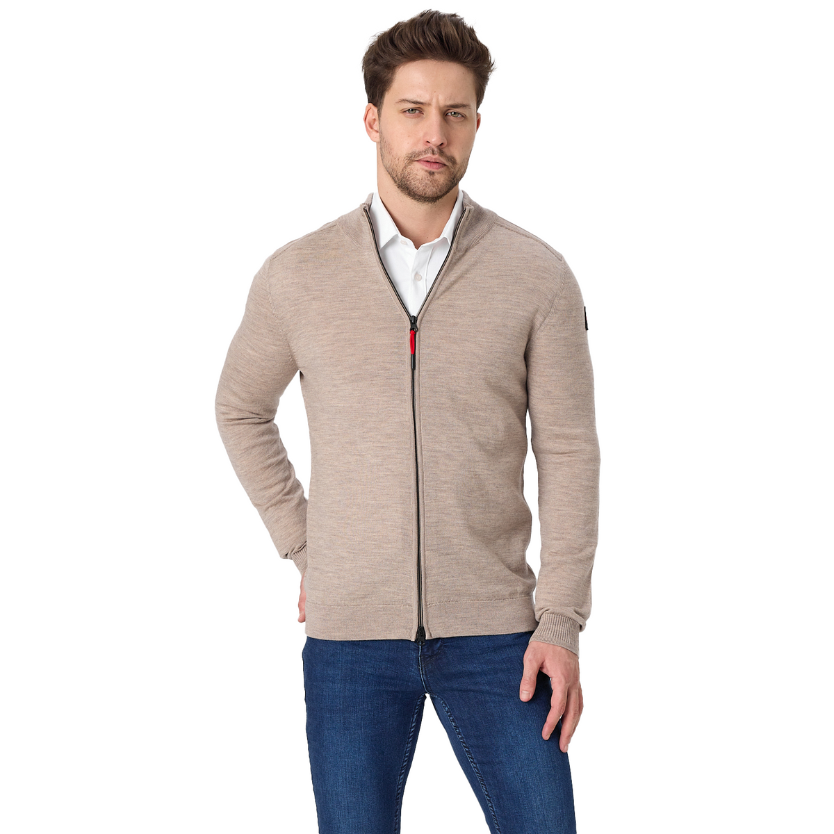 Herr in Creme farbener Strickjacke