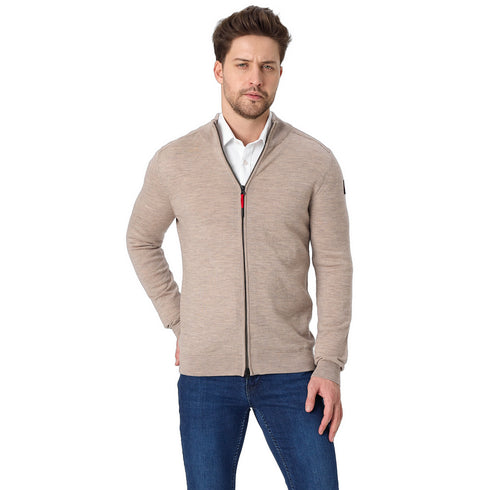 Herr in Creme farbener Strickjacke