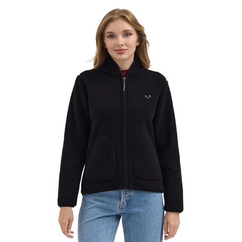 Die Frau trägt eine Sherpajacke mit Merino-Innenfutter in Schwarz.