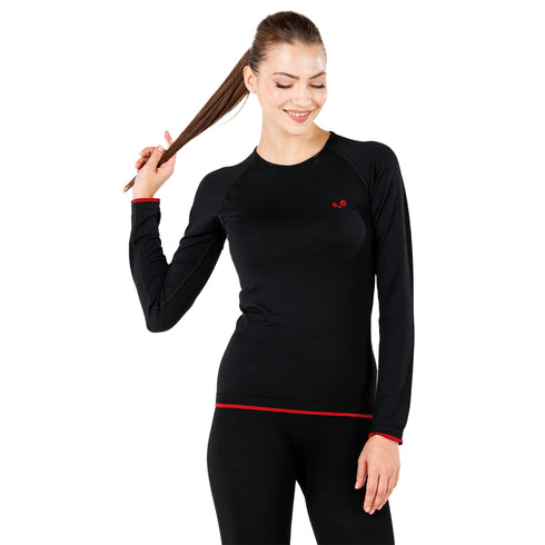 Frau mit langen Haaren trägt einen nahtlosen Merinowolle Baselayer in Schwarz mit Roten Akzenten