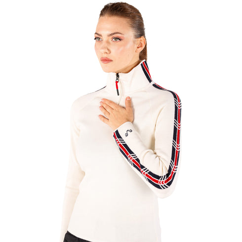 Cremeweißer Merino-Pullover getragen von einer Dame